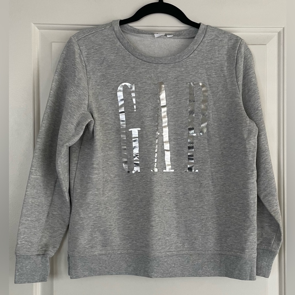 GAP Women's Silver/Metallic Logo Gray Pull-Over Sweater